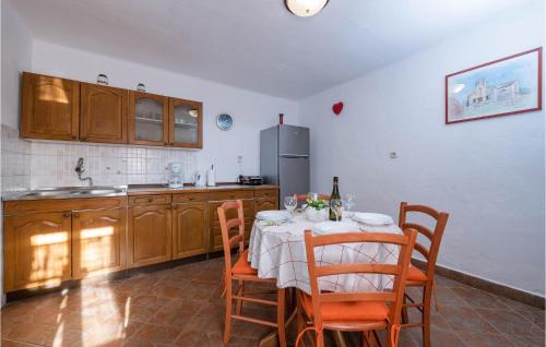 Brovinje House | Awesome Home In Koromacno With Kitchen