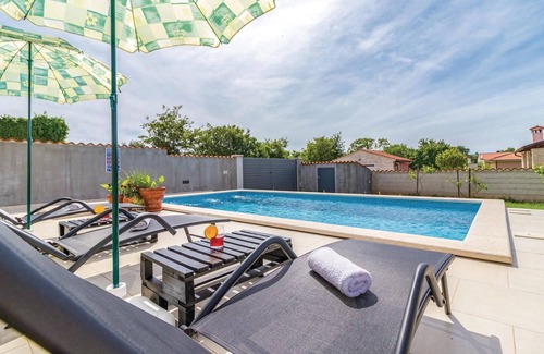 Valtura House | Awesome home in Liznjan with WiFi