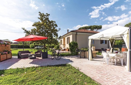 Marina di Massa House | Awesome home in Massa (MS) with WiFi