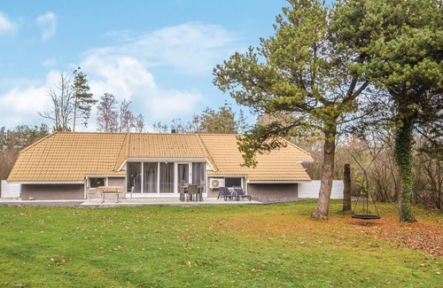 Jegum House | Awesome home in Oksbøl with kitchen