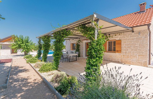 Drnis House | Awesome home in Pakovo Selo with WiFi