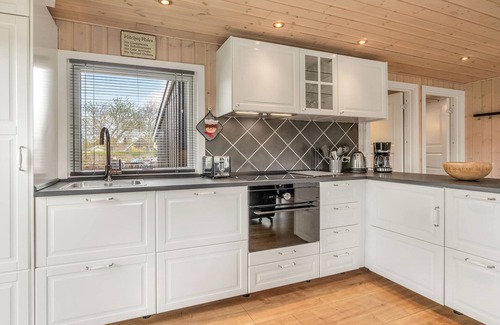 Ronde House | Awesome home in Rønde with WiFi