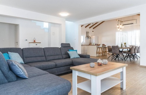 Sibenik House | Awesome home in Sibenik with WiFi