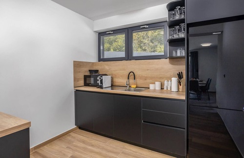 Ravna Gora House | Awesome home in Stari Laz with kitchen