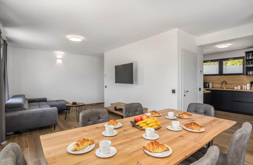 Ravna Gora House | Awesome home in Stari Laz with kitchen