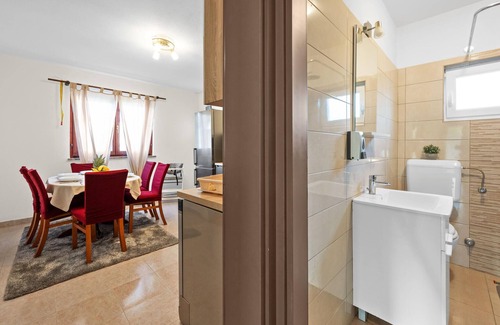 Tinj House | Awesome home in Tinj with jacuzzi