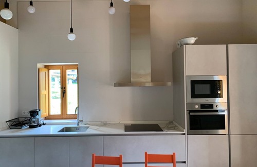 Distrito Rural Este House | Awesome house with a improved water Mill and a large lawn.