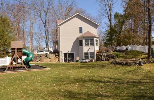 New Fairfield House | Awesome Lake Home with tons of fun!