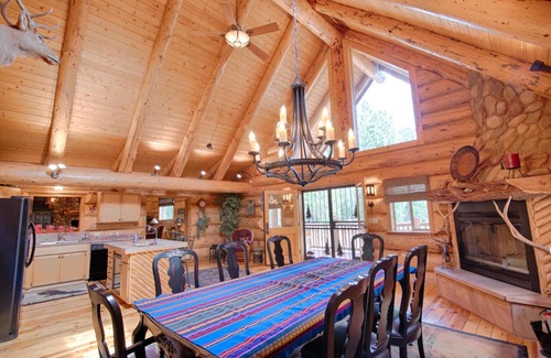 Torreon House | AWESOME LOGHOME: HOT TUB , free WIFI, CHECK IN/OUT 1pm, lovely back in TORREON