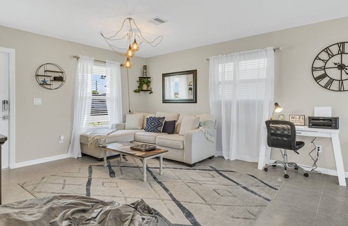 Port Charlotte House | Awesome waterview home w/purple beds