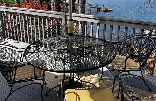 Mayhew Cottage | Azalea Cottage 1Br/1Ba with spacious Deck overlooking LKN and 2 Private docks.