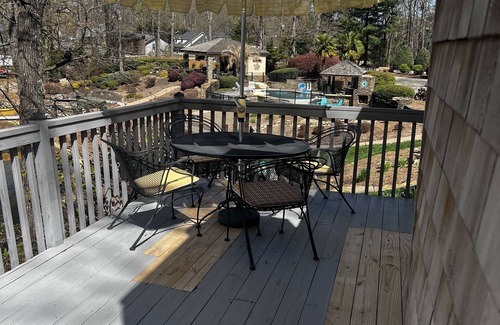 Mayhew Cottage | Azalea Cottage 1Br/1Ba with spacious Deck overlooking LKN and 2 Private docks.