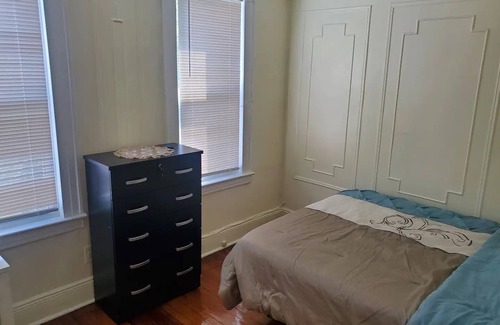 Canarsie Apartment | Azarus spacious getaway not far from the airport JFK