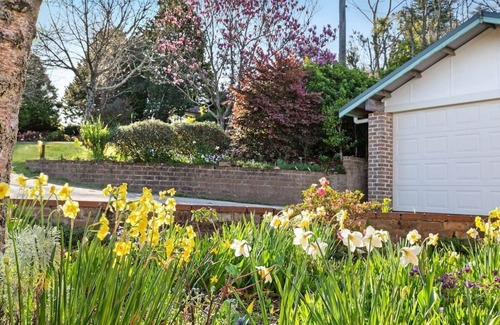 Wentworth Falls House | Azimuth - Spacious Family Retreat with City Views