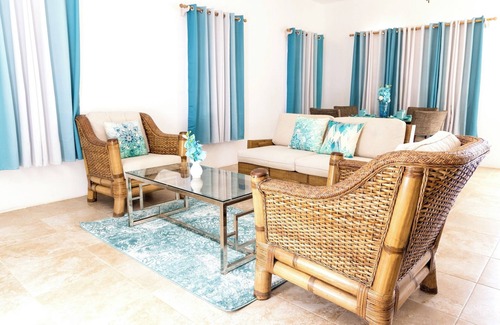 Shoal Bay Apartment | Azure at Bayview - Perfect for a guest or couple and near to Shoal Bay Beach!