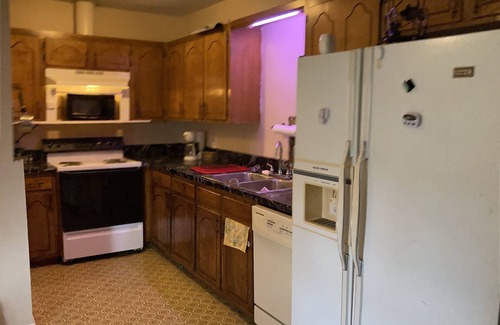 Wichita Falls House | B: 2 BDRM 1 BAw/firepit Sleeps 4 Suite B