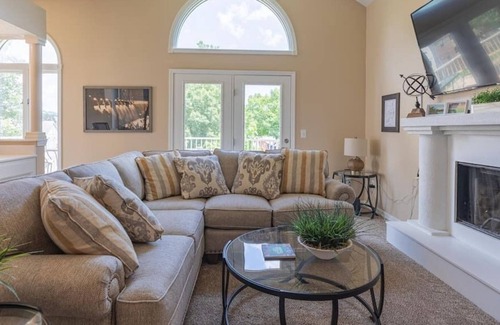 Table Rock Villa | B 32-3 3rd Night Free! Freshly painted and upgraded.