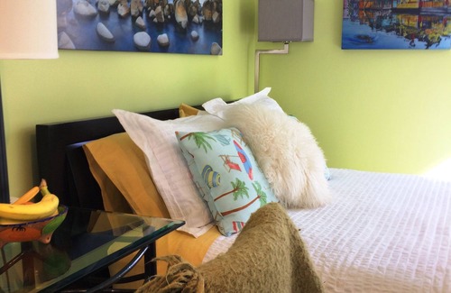 Inner Harbour House | B&B Float home IN the sea Ocean view Mins to town, beaches restaurants UNIQUE!