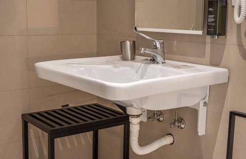 Pieve di Cadore Bed & Breakfast | B&B GIALLO - Camera Menta with bathroom for physically challenged