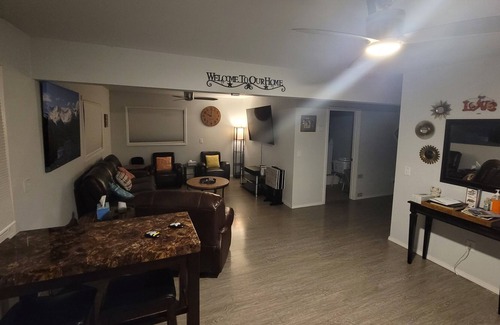 Russian Jack Park House | B&B u-med district near shopping, parks and JBER