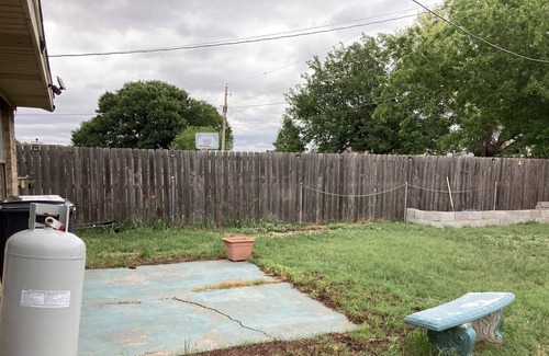 Wichita Falls House | B Cheerful in 3 bedr 1 ba with backyard and firepit