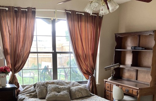 Wichita Falls House | B Cheerful in 3 bedr 1 ba with backyard and firepit