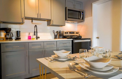Columbus Apartment | B&W | King Suite - 10 mins to Ft Moore