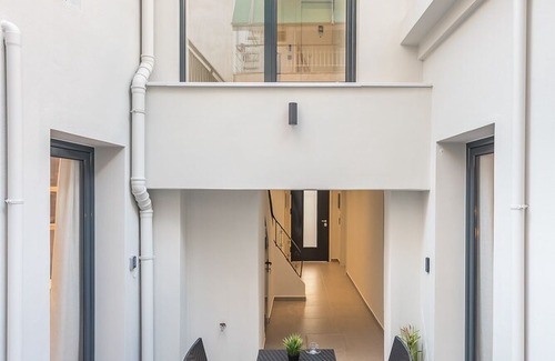 Attiki Apartment | B1: The "Asprogeraka" by SPACEERS