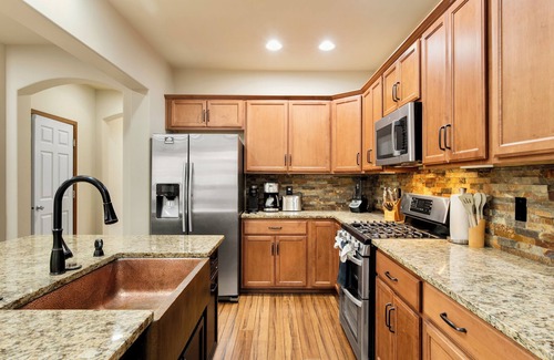 Bothell House | B17: Aura Villa: Fenced, central