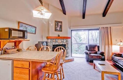 Yosemite West Condo | (B211) Loft Condominiums