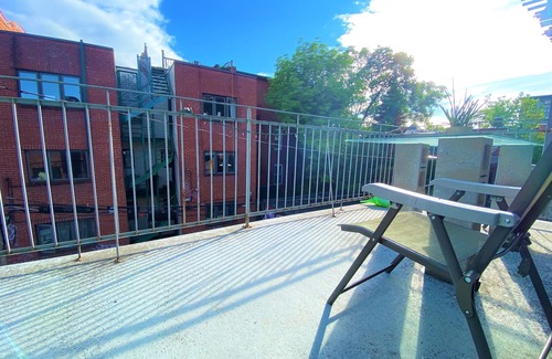 Plateau Mont Royal House | B23~Sunny Terrace+17 Bed/Sofa bed+6 Room+6 Full Bath+Free parking~100 WalkScore