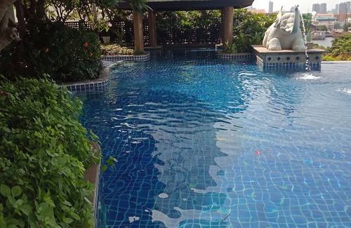 Yan Nawa Condo | Baan Sathorn Pool-view room