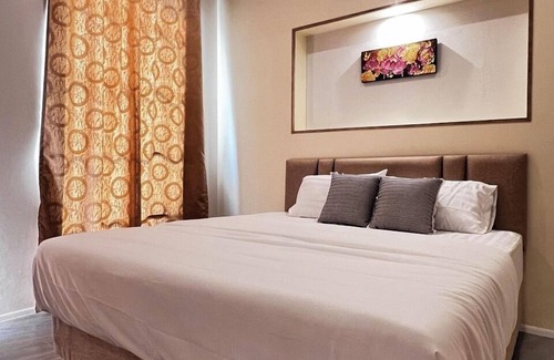 Racha Thewa House | Baantonlom Suvarnabhumi