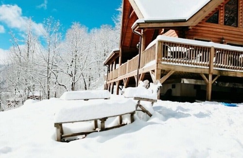 Maggie Valley Cabin | BABY BEAR’S CABIN, REAL LOG CABIN, SPECTACULAR VIEWS, HOT TUB, FIRE PIT