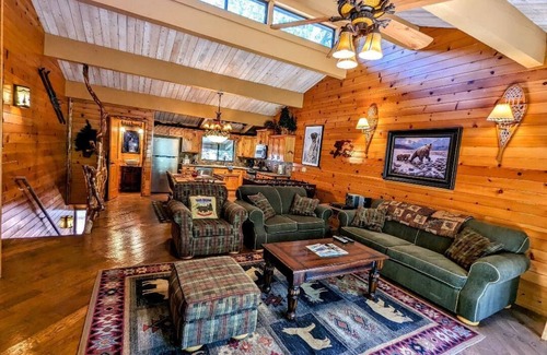Big Bear Lake Condo | Baby Bear’s Delight – Charming Townhouse at the Base of Snow Summit!