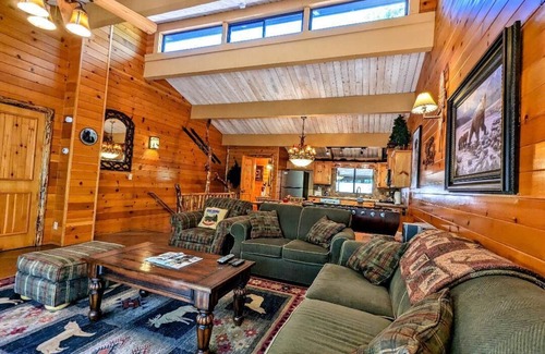 Big Bear Lake Condo | Baby Bear’s Delight – Charming Townhouse at the Base of Snow Summit!