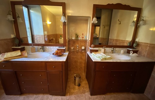 Saint-Vincent-de-Mercuze Bed & Breakfast | Bach room in house with jacuzzi, swimming pool, terrace and barbecue