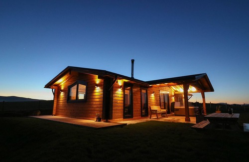 Aberhosan Cottage | BACHEIDDON LOG CABIN, pet friendly, with hot tub in Machynlleth