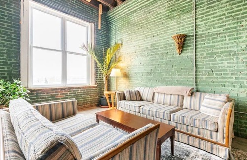 Downtown St. Louis Apartment | Bachelor, Bachelorette, Teams or Large Groups! Large 2 Bedroom Apt, Sleeps 12.