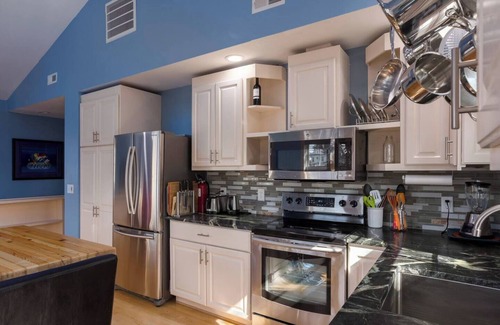 Durham Apartment | Back Alley Apartment, walk Downtown and Duke.