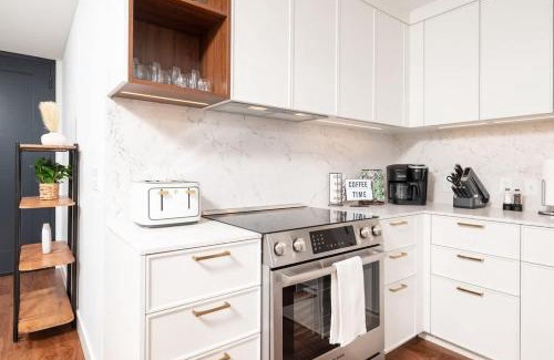 Bay Village Apartment | Back-Bay Upscale Central Penthouse W Roof-top