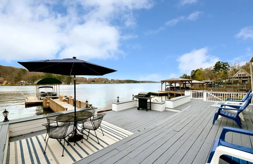 New London House | Back Dat Boat Up Lakehouse