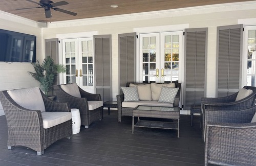 Oxford House | Back on VRBO!Large recently updated home 3blocks from square and 1/2mi to Grove!