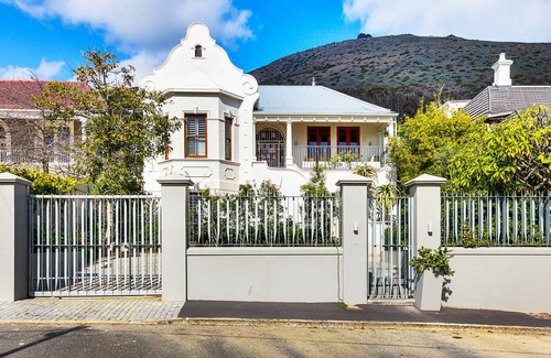 Green Point Cottage | Backup-Powered Beautiful Garden Apartment Located in Popular Green Point Village