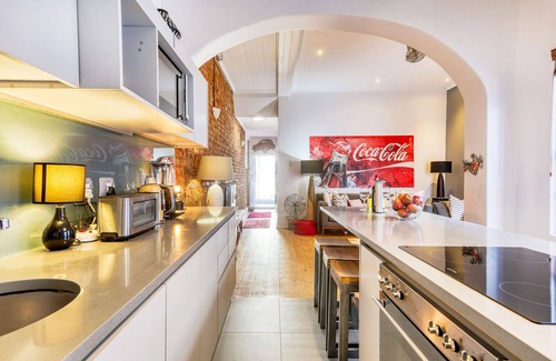 Cape Town City Centre Cottage | Backup-Powered Modern Art Decor Apartment in walking distance to V&A Waterfront