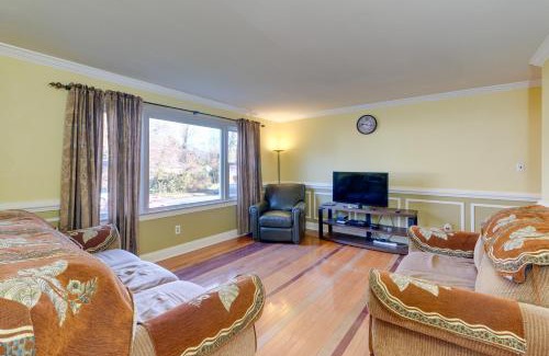 Newington House | Backyard and Deck Family-Friendly Lorton Home!