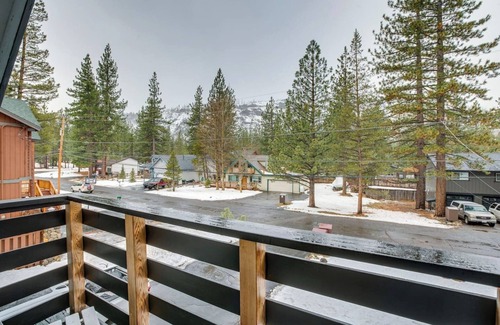 Christmas Valley Cabin | Backyard Sledding| BBQ| Foosball