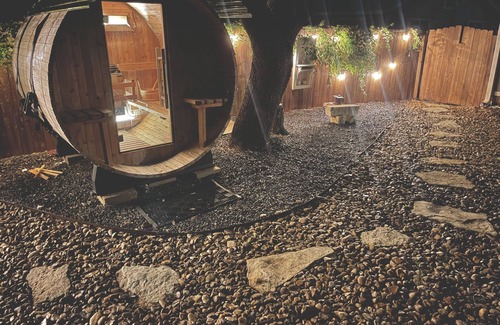 South Manchaca House | Backyard Spa Oasis- hot tub, cold plunge, and outdoor sauna. 10 min to downtown!