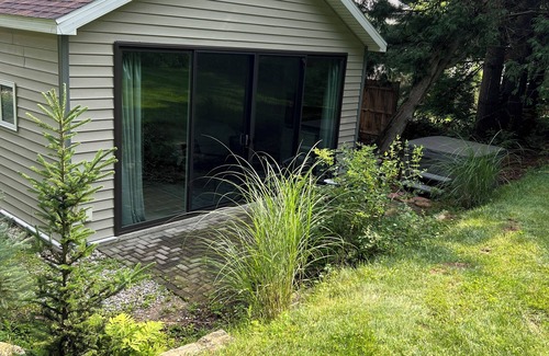 Cascade Cabin | Backyard Studio with Hot Tub