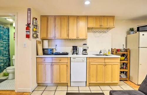 Newton Corner Condo | ★ Backyard ★ Walk & Close to Everywhere ★ 1BR ★ Comfy ★ Cozy ★ Entire Apartment